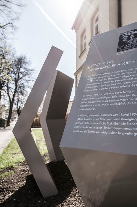 Vor der Stadtbibliothek bündeln sich die Stelen fünf, sechs und sieben zu einer degenerierenden Skulptur.